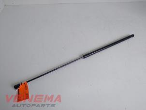 Gebruikte Gasdemper Motorkap rechts Volkswagen Golf VII Variant (AUVV) 1.2 TSI 16V BlueMOTION Prijs € 14,99 Margeregeling aangeboden door Venema Autoparts