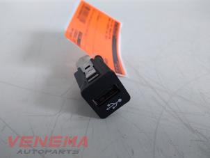 Gebruikte AUX/USB aansluiting BMW 5 serie Touring (F11) 520d 16V Prijs € 9,99 Margeregeling aangeboden door Venema Autoparts