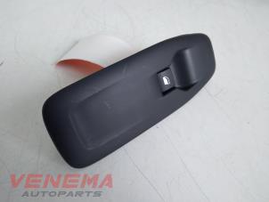 Gebruikte Elektrisch Raam Schakelaar Peugeot 208 I (CA/CC/CK/CL) 1.2 Vti 12V PureTech 82 Prijs € 19,99 Margeregeling aangeboden door Venema Autoparts