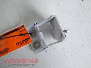 Gebruikte Achterklep Scharnier Ford Fiesta 7 1.0 EcoBoost 12V 100 Prijs € 9,99 Margeregeling aangeboden door Venema Autoparts