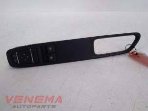 Gebruikte Schakelblok ruiten Renault Clio IV (5R) 1.2 16V Prijs € 39,99 Margeregeling aangeboden door Venema Autoparts