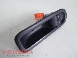 Gebruikte Ruit schakelaar elektrisch Renault Twingo II (CN) 1.2 16V Prijs € 19,99 Margeregeling aangeboden door Venema Autoparts