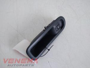 Gebruikte Elektrisch Raam Schakelaar Renault Twingo II (CN) 1.2 16V Prijs € 9,99 Margeregeling aangeboden door Venema Autoparts