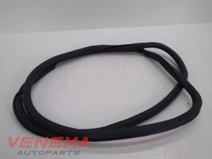 Gebruikte Deurrubber 4Deurs rechts-achter Volkswagen Golf Plus (5M1/1KP) 1.6 TDI 16V 105 Prijs € 24,99 Margeregeling aangeboden door Venema Autoparts