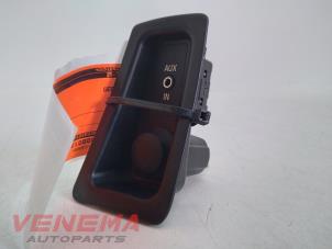 Gebruikte AUX/USB aansluiting BMW 1 serie (E81) 116i 2.0 16V Prijs € 14,99 Margeregeling aangeboden door Venema Autoparts