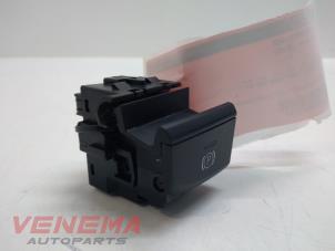 Gebruikte Handrem schakelaar Audi A3 Sportback (8VA/8VF) 2.0 TDI 16V Quattro Prijs € 9,99 Margeregeling aangeboden door Venema Autoparts