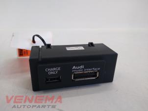 Gebruikte USB stekker Audi A3 Sportback (8VA/8VF) 2.0 TDI 16V Quattro Prijs € 19,99 Margeregeling aangeboden door Venema Autoparts