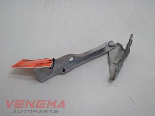 Gebruikte Motorkap Scharnier Volkswagen Polo V (6R) 1.2 12V BlueMotion Technology Prijs € 9,99 Margeregeling aangeboden door Venema Autoparts