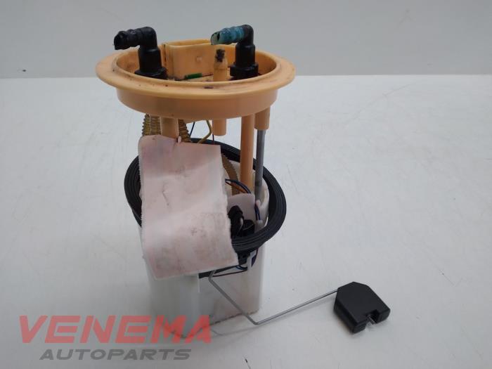 Gebruikte Tank element Pomp Volkswagen Passat Variant (365) 2.0 TDI 16V 140 Prijs € 59,99 Margeregeling aangeboden door Venema Autoparts