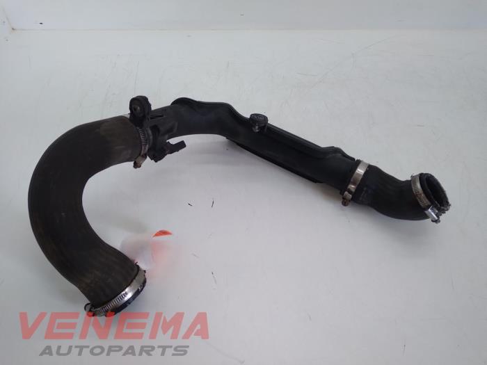 Gebruikte Intercooler Buis Volkswagen Passat Variant (365) 2.0 TDI 16V 140 Prijs € 49,99 Margeregeling aangeboden door Venema Autoparts