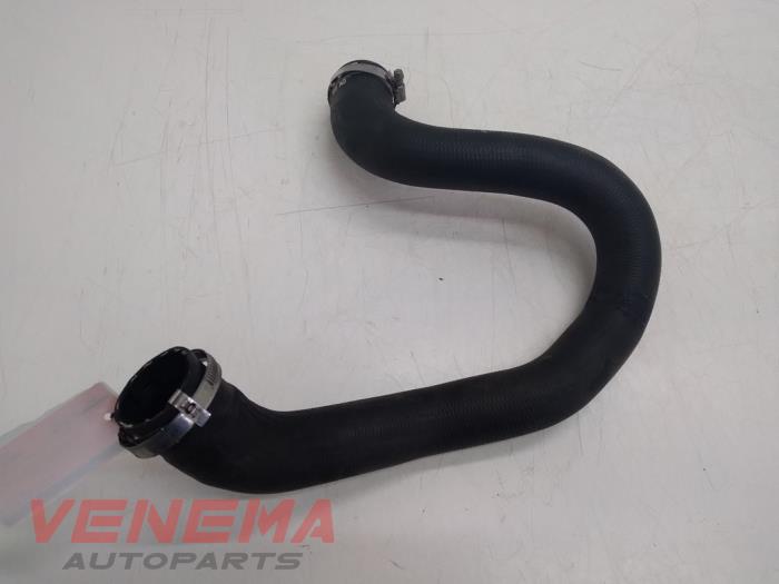 Gebruikte Intercooler Slang Peugeot 5008 II (M4/MC/MJ/MR) 1.2 12V e-THP PureTech 130 Prijs € 24,99 Margeregeling aangeboden door Venema Autoparts