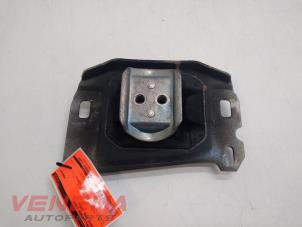 Gebruikte Versnellingsbak Steun Peugeot 5008 II (M4/MC/MJ/MR) 1.2 12V e-THP PureTech 130 Prijs € 24,99 Margeregeling aangeboden door Venema Autoparts