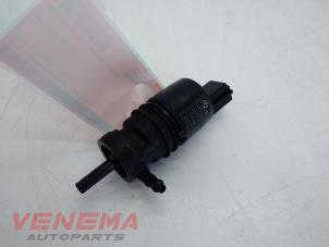 Gebruikte Ruitensproeierpomp achter BMW 1 serie (F20) 116i 1.6 16V Prijs € 9,99 Margeregeling aangeboden door Venema Autoparts