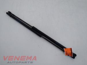 Gebruikte Gasdemperset Achterklep Mercedes Vito (447.6) 1.6 111 CDI 16V Prijs € 34,99 Margeregeling aangeboden door Venema Autoparts