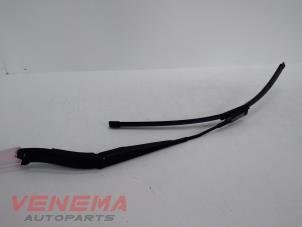 Gebruikte Ruitenwisserarm voor Mercedes ML II (164/4JG) 3.5 350 4-Matic V6 24V Prijs € 19,99 Margeregeling aangeboden door Venema Autoparts