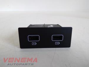 Gebruikte USB module Renault Kadjar (RFEH) 1.3 TCE 140 FAP 16V Prijs € 29,99 Margeregeling aangeboden door Venema Autoparts