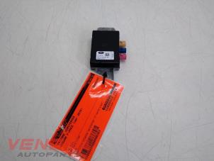 Gebruikte Antenne Versterker Jaguar F-Pace 3.0 D 24V AWD Prijs € 24,99 Margeregeling aangeboden door Venema Autoparts