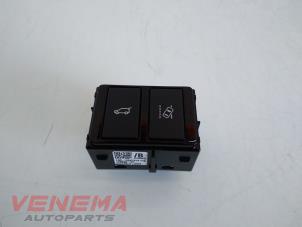 Gebruikte Schakelaar achterklep Jaguar F-Pace 3.0 D 24V AWD Prijs € 24,99 Margeregeling aangeboden door Venema Autoparts