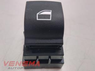 Gebruikte Schakelaar Elektrisch Raam BMW 4 serie Gran Coupe (F36) 420i 2.0 Turbo 16V Prijs € 9,99 Margeregeling aangeboden door Venema Autoparts