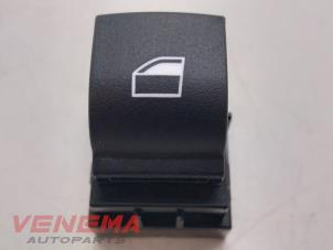 Gebruikte Schakelaar Elektrisch Raam BMW 4 serie Gran Coupe (F36) 420i 2.0 Turbo 16V Prijs € 9,99 Margeregeling aangeboden door Venema Autoparts