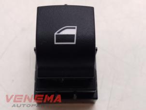 Gebruikte Schakelaar Elektrisch Raam BMW 4 serie Gran Coupe (F36) 420i 2.0 Turbo 16V Prijs € 9,99 Margeregeling aangeboden door Venema Autoparts