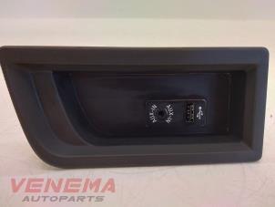 Gebruikte AUX/USB aansluiting BMW 4 serie Gran Coupe (F36) 430d 3.0 24V Prijs € 14,99 Margeregeling aangeboden door Venema Autoparts