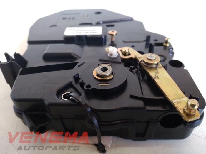 Slotmechaniek achterdeur Bus-Bestel van een Volkswagen Caddy III (2KA,2KH,2CA,2CH) 2.0 SDI 2004