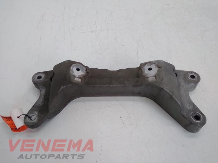 Gebruikte Versnellingsbak Steun BMW 1 serie (F20) 120i 1.6 16V Prijs € 14,99 Margeregeling aangeboden door Venema Autoparts