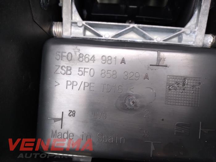 Middenconsoles van een Seat Leon ST (5FF) 1.2 TSI Ecomotive 16V 2016