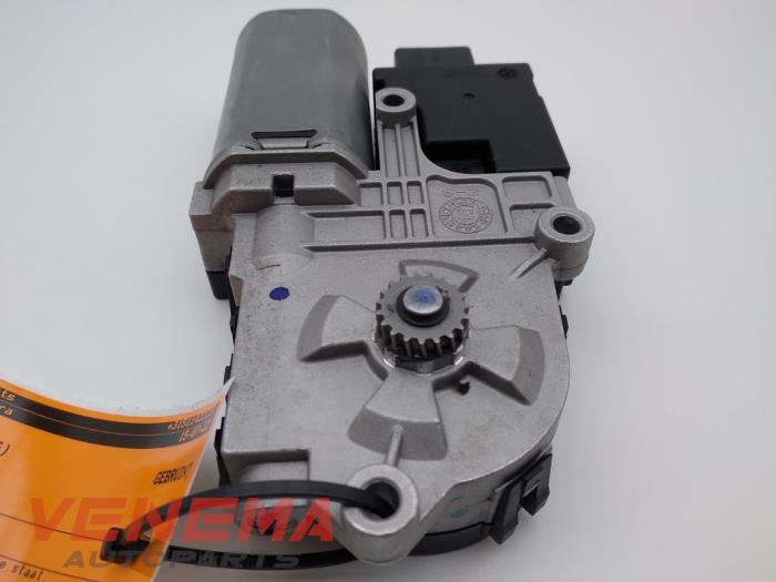 Schuifdak Motor van een Peugeot 308 SW (L4/L9/LC/LJ/LR) 1.6 BlueHDi 120 16V 2016