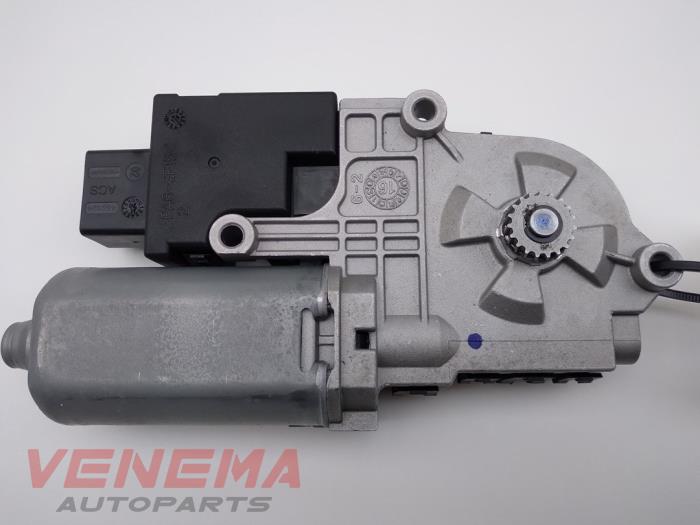 Schuifdak Motor van een Peugeot 308 SW (L4/L9/LC/LJ/LR) 1.6 BlueHDi 120 16V 2016