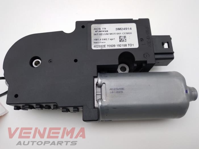 Schuifdak Motor van een Peugeot 308 SW (L4/L9/LC/LJ/LR) 1.6 BlueHDi 120 16V 2016