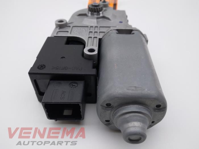 Schuifdak Motor van een Peugeot 308 SW (L4/L9/LC/LJ/LR) 1.6 BlueHDi 120 16V 2016