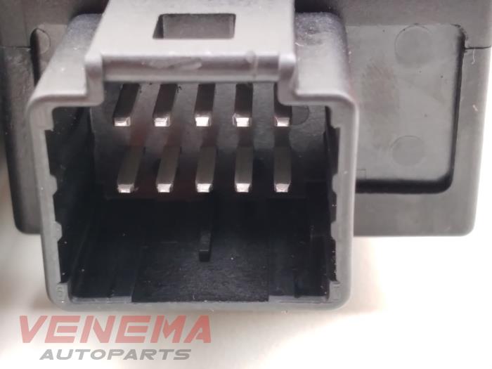 Schuifdak Motor van een Peugeot 308 SW (L4/L9/LC/LJ/LR) 1.6 BlueHDi 120 16V 2016