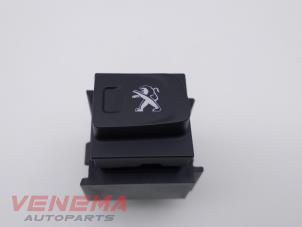 Gebruikte Schakelaar Peugeot 308 SW (L4/L9/LC/LJ/LR) 1.6 BlueHDi 120 16V Prijs € 9,99 Margeregeling aangeboden door Venema Autoparts