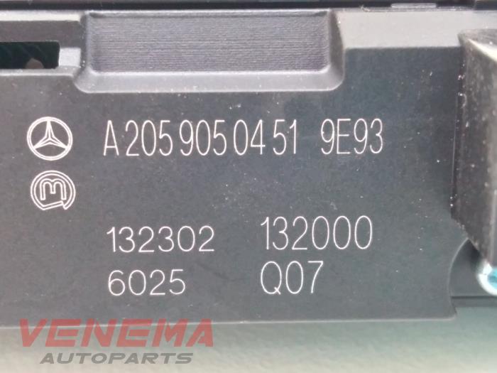 PDC Schakelaar van een Mercedes-Benz C (W205) C-200 2.0 CGI 16V 2017