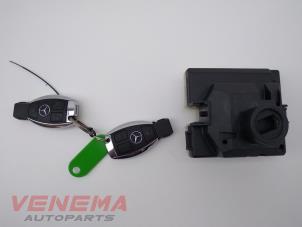 Gebruikte Sleutel + Contactslot Mercedes C (W205) C-200 2.0 CGI 16V Prijs € 124,99 Margeregeling aangeboden door Venema Autoparts
