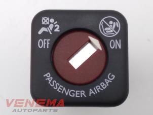 Gebruikte Airbag schakelaar Opel Corsa F (UB/UH/UP) 1.2 12V 100 Prijs € 14,99 Margeregeling aangeboden door Venema Autoparts