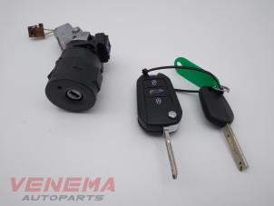 Gebruikte Kontaktslot + Sleutel Opel Corsa F (UB/UH/UP) 1.2 12V 100 Prijs € 39,99 Margeregeling aangeboden door Venema Autoparts