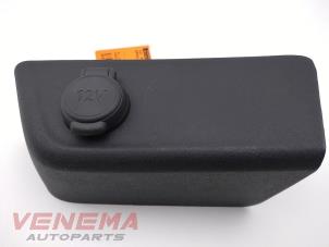 Gebruikte 12 Volt aansluiting Opel Corsa F (UB/UH/UP) 1.2 12V 100 Prijs € 14,99 Margeregeling aangeboden door Venema Autoparts