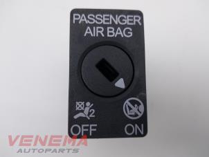 Gebruikte Airbag schakelaar Skoda Fabia III (NJ3) 1.0 12V Prijs € 9,99 Margeregeling aangeboden door Venema Autoparts
