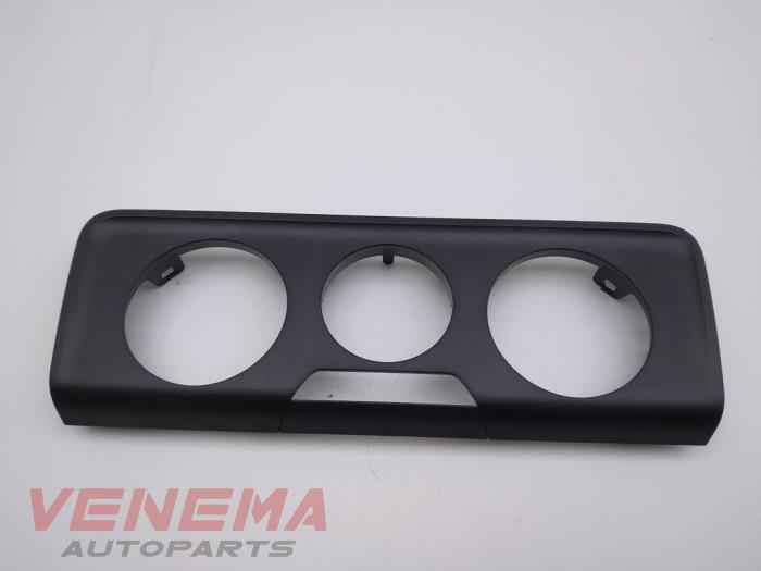 Gebruikte Dashboard deel Skoda Fabia III (NJ3) 1.0 12V Prijs € 9,99 Margeregeling aangeboden door Venema Autoparts
