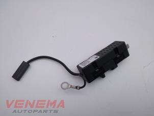 Gebruikte Antenne Versterker Renault Captur (2R) 0.9 Energy TCE 12V Prijs € 9,99 Margeregeling aangeboden door Venema Autoparts