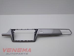 Gebruikte Dashboard sierlijst Volkswagen Touran (5T1) 2.0 TDI 110 Prijs € 49,99 Margeregeling aangeboden door Venema Autoparts