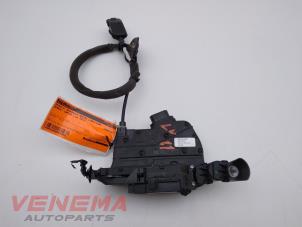 Gebruikte Deurslot Mechaniek 4Deurs links-voor Renault Captur (2R) 0.9 Energy TCE 12V Prijs € 29,99 Margeregeling aangeboden door Venema Autoparts