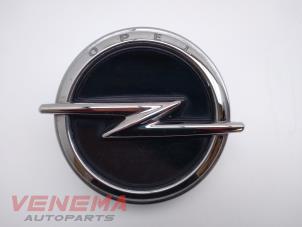 Gebruikte Achterklep Handgreep Opel Corsa F (UB/UP) 1.2 12V 100 Prijs € 49,99 Margeregeling aangeboden door Venema Autoparts