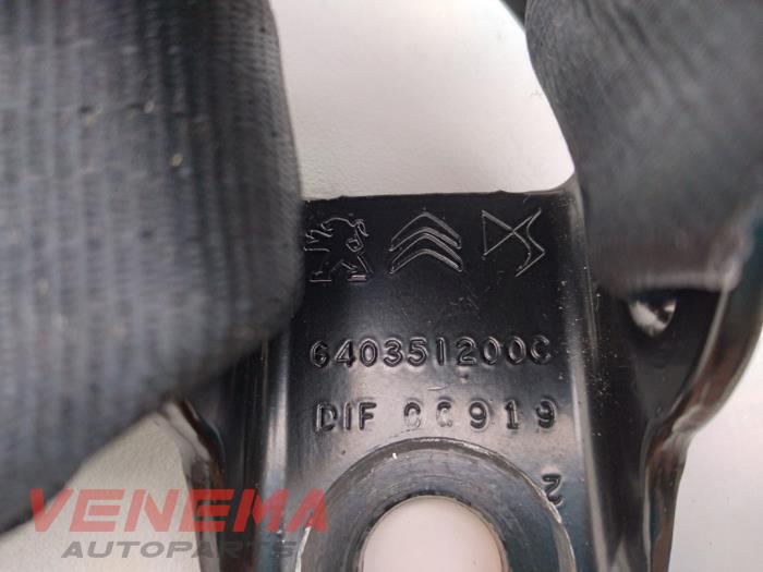 Veiligheidsgordel Insteek midden-achter van een Opel Corsa F (UB/UH/UP) 1.2 12V 100 2021