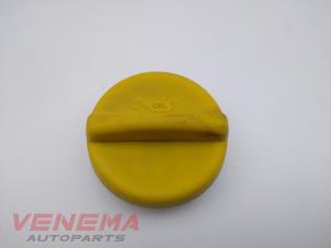 Gebruikte Oliedop Opel Adam 1.2 16V Prijs € 9,99 Margeregeling aangeboden door Venema Autoparts