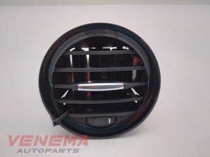 Gebruikte Luchtrooster Dashboard Opel Adam 1.2 16V Prijs € 14,99 Margeregeling aangeboden door Venema Autoparts