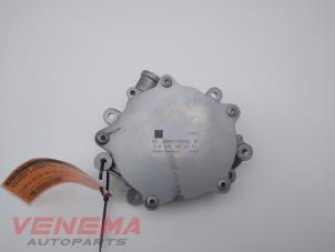 Gebruikte Vacuumpomp (Benzine) Mercedes C (W205) C-200 2.0 CGI 16V Prijs € 39,99 Margeregeling aangeboden door Venema Autoparts